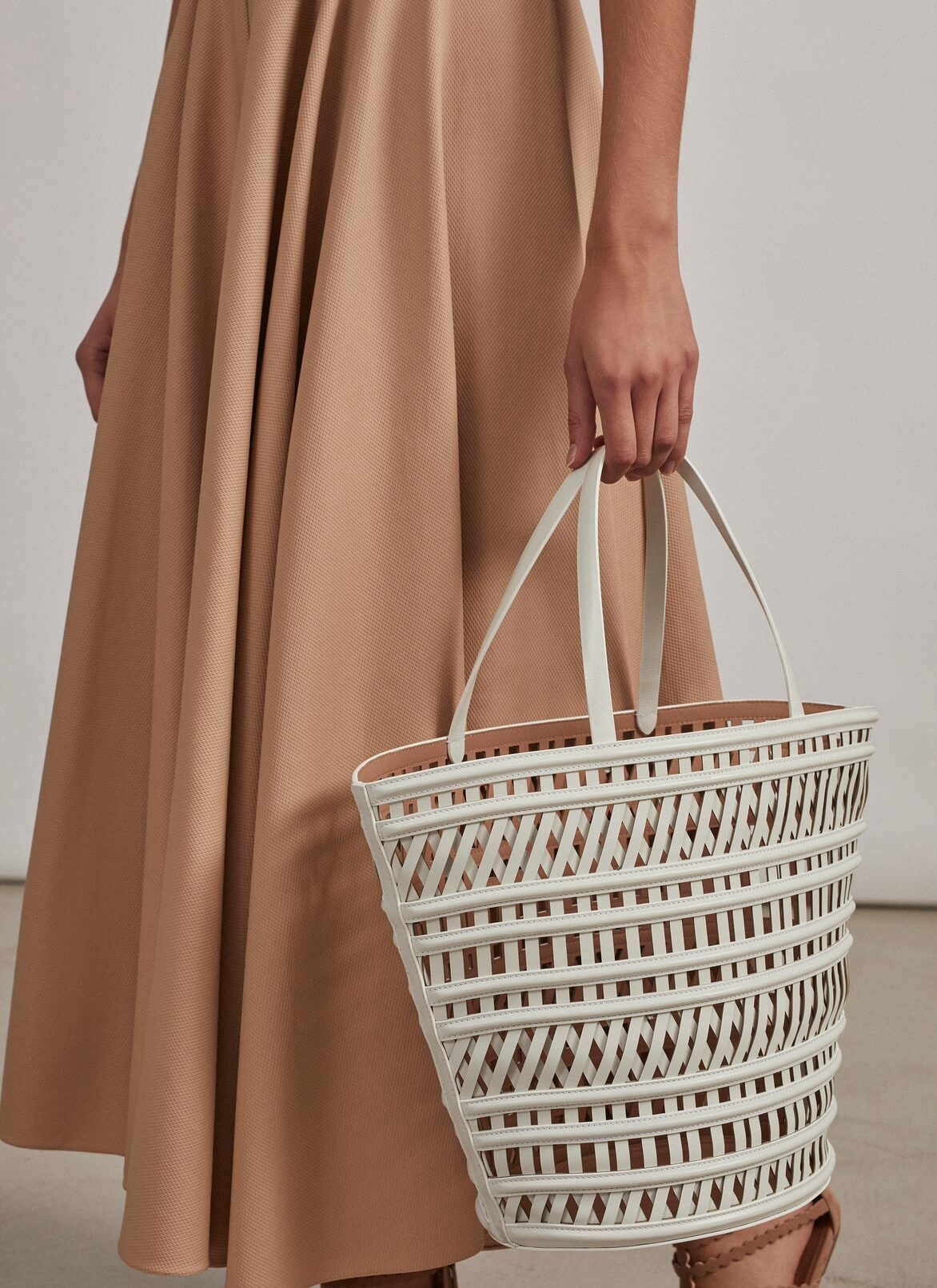 멜카 24 바스켓 백 ALAÏA 옵틱 화이트 멜카 24 바스켓 백